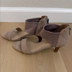 NWOT Pelle Moda Women's Taupe Heeled Sandals